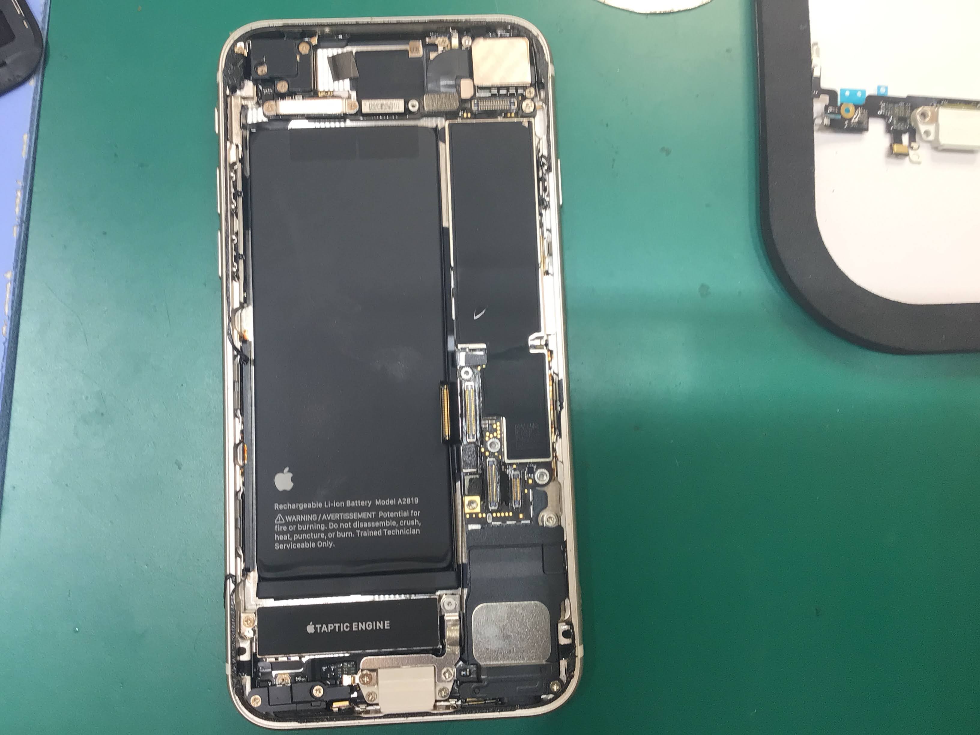 iPhoneSE3のバッテリー交換は、データそのまま・即日修理のスマホ修理工房イーアス高尾店へ！